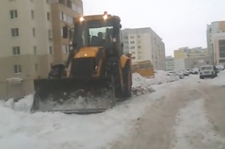 Очевидец: водитель снегоуборочной техники в рабочее время читает прессу