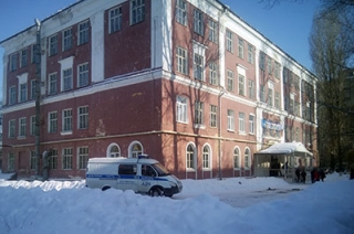 В здании саратовской школы скончался ребенок