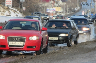 Саратовские автомобилисты вынуждены стоять в пробках из-за ям на дорогах