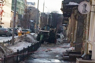 В центре Саратова с гололедом борются с помощью гидромолота