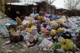 В саратовском дворе выросла гигантская свалка бытовых отходов