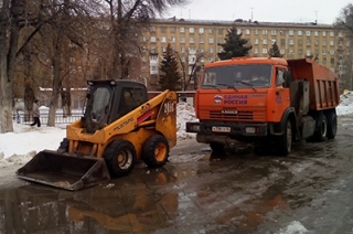 Коммунальщики убирают от снега улицу Советскую