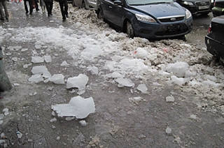 За выходные 13 саратовцев пострадали от сосулек и снега