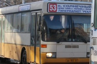 Женщина получила травмы при падении в 53-м автобусе