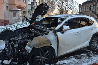 В Саратове горели внедорожники "Lexus" и "Toyota"