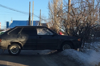 В Энгельсе автомобиль врезался в дерево