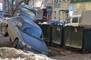 Автомобиль с женщиной за рулем провалился в дорожную яму