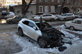 Причиной возгорания дорогих иномарок в центре Саратова мог стать поджог