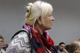 Дачники добираются на свои участки по шпалам