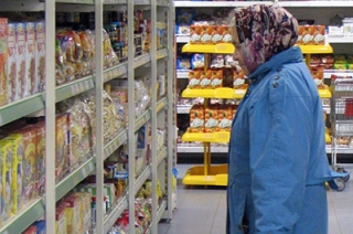 Половина россиян вынуждена экономить на продуктах