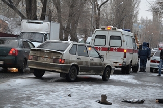 Гибель женщины на дороге осложнила движение на Политехнической