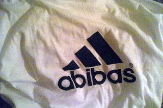 Предпринимателей оштрафовали на полмиллиона за подделку вещей "Adidas"