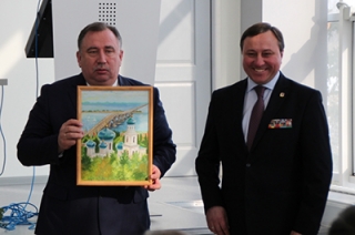 Заместителю Бориса Громова подарили детский рисунок и медаль