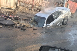 В Затоне в дорожную яму провалилась иномарка