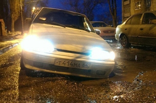 В Саратове еще один автомобиль провалился в дорожную яму