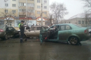В центре Энгельса столкнулись три автомобиля
