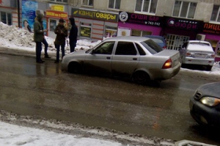 "Большая яма". За сутки на одной улице провалились два автомобиля