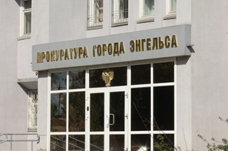 "Большая яма". Энгельсские чиновники не заметили разрушенной дороги