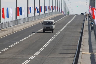 На мосту "Саратов-Энгельс" к юбилею области выставят 250 флагов