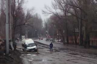 Маршрутка провалилась в яму на саратовской дороге