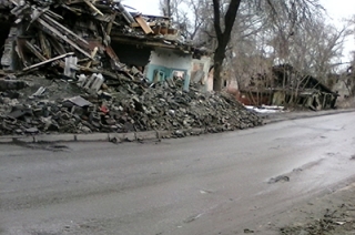 Из-за разрушения дома на Огородной жители остались без тротуара