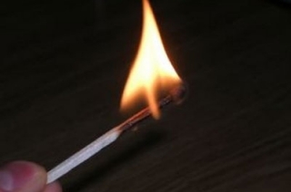 Двое вымогателей угрожали сжечь дом пожилой женщины
