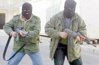 Двое налетчиков с автоматом ограбили аптеку в Солнечном