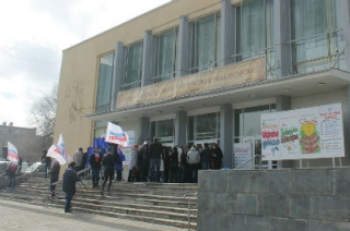 "ЕР" на митинге потребовала снести ларьки у ФОК "Южный"