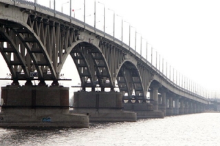 Спасатели не нашли собирающуюся прыгать с моста женщину