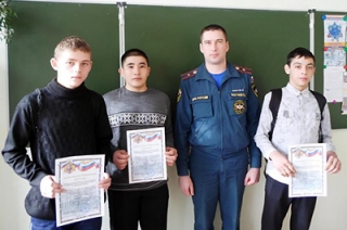 Трое школьников удостоены награды за смелость при тушении пожара