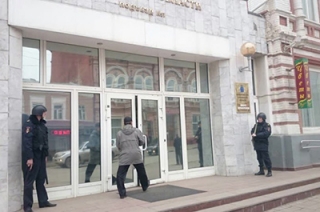 Полиция взяла под вооруженную охрану вход в правительство. Комментарий Дениса Фадеева