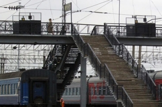 В Саратове с моста на железнодорожной станции упал подросток