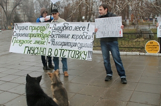 На протестную акцию в центре Саратова вышли четыре активиста