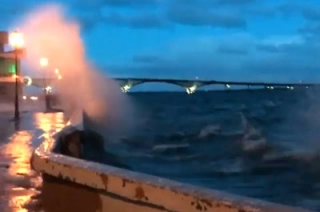 Шторм в Саратове. Горожане обсуждают "морские волны" на Волге