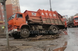 Мусоровоз "АТСЖ" застрял в грязи