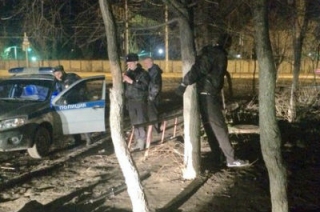 Полицейские задержали вооруженного мужчину и "приковали" его к дереву