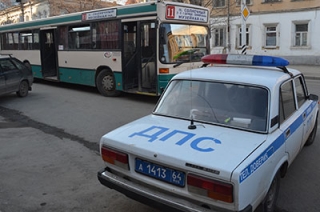 При резком торможении 11-го автобуса упали двое пассажиров