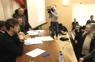 Полицейские пытаются успокоить участников публичных слушаний
