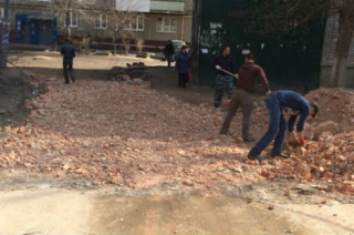Очередные "дорожные феи" заделали яму в Заводском районе