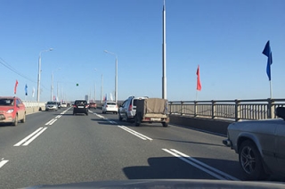 В честь праздника саратовские мосты украсили флагами