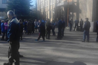 Рабочие "Контакта" вышли на акцию протеста