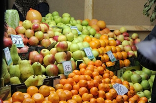 Активисты партии проверили качество продуктов на рынке Ершова