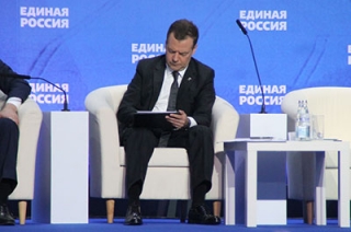 Председатель "ЕР" занял место в президиуме на партийном форуме
