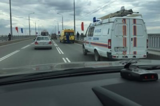 Спасатели продолжат поиски спрыгнувшей с моста женщины
