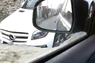 В Саратове в яму на дороге провалился "Mercedes"