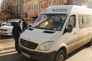 В Саратове женщина выпала из маршрутки на проезжую часть