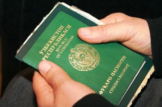 Нелегальный мигрант из Узбекистана пытался дать взятку в поезде