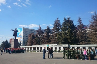 На Театральной площади проходит репетиция майского парада