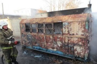В Балакове сгорел строительный вагончик