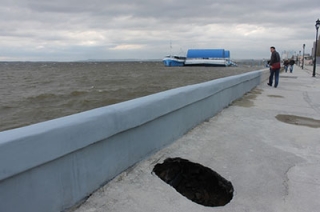 На старой саратовской набережной образовался крупный провал